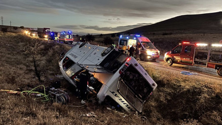 Yolcu otobüsü devrildi: 2 ölü, 21 yaralı
