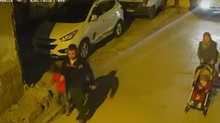 Dehşete düşüren olay kamerada: Çocuğun kafasını otomobile çarpıp yere fırlattı