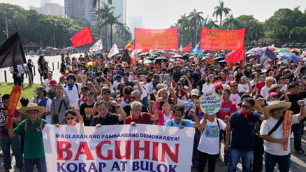 Filipinlerde yolsuzluk protestoları: Yetkililerin istifası istendi