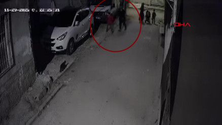 Başını otomobile çarptığı çocuğu yere fırlattı; o anlar kamerada