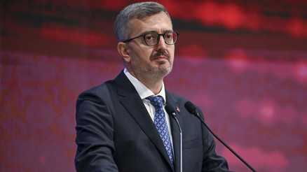 Cumhurbaşkanlığı İletişim Başkanı Burhanettin Duran, dünya şampiyonu olan milli karateci Şamdanı kutladı