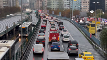 İstanbulda haftanın ilk iş gününde trafik yoğunluğu yüzde 80e çıktı