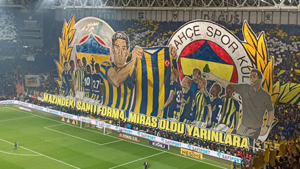 Kadıköyde görsel şölen Fenerbahçe taraftarından derbiye özel Lefter koreografisi