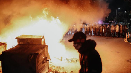 Komşuda sokaklar karıştı: 2 yaralı, 10 gözaltı