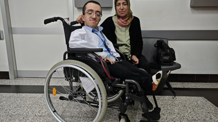 Engelleri aştı beyaz önlüğe ulaştı... Cam kemik hastası Hamza artık intörn doktor