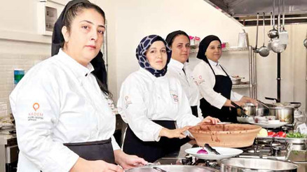 Depremzede kadınlar yemeklerini yarıştırdı