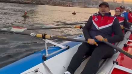 Ata Demirer Haliç’te kürek çekti