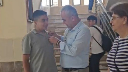 Lisedeki sosyal deneyde beklenen hareketi tek bir öğrenci sergiledi: İdare çeyrek altınla ödüllendirdi