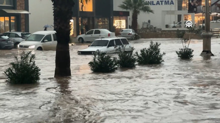 Muğla ve ilçelerinde sağanak ve fırtına etkili oldu