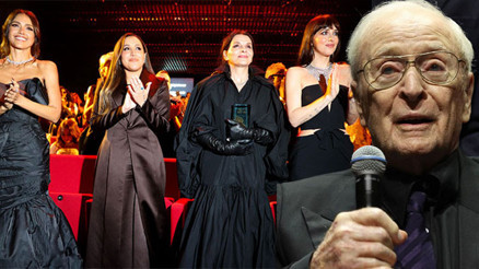 Sinemanın efsane çınarı torunlarıyla sahneye çıktı… Tekerlekli sandalyeden kalkamadı ama herkes onu ayakta alkışladı