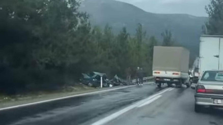 İzmirde feci kaza Otomobil ile kamyonet çarpıştı: 2 can kaybı, 2 yaralı
