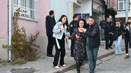 Kayınpeder avukatlık ofisinde dehşet saçtı… Gelinini tabancayla yaralayıp, onun kız kardeşini öldürdü