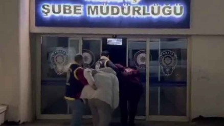 Eve çağırdıkları 1 kişiyi gasbeden sevgililer tutuklandı