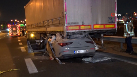 Ankara’da otomobil tırın altına girdi