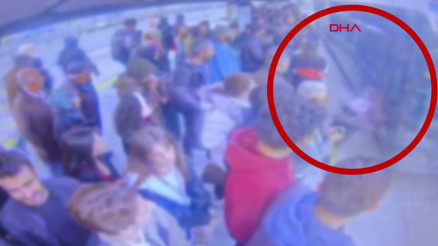 Cevizlibağda baygınlık geçirerek düşen 14 yaşındaki kıza metrobüs çarptı Cevizlibağda baygınlık geçirerek düşen 14 yaşındaki kıza metrobüs çarptı