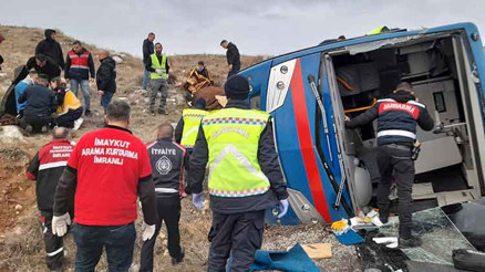 Sivasta cezaevi nakil aracı devrildi: 2si ağır 9 yaralı