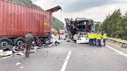 Katliam gibi kaza: 7 ölü 11 yaralı