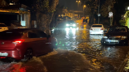 İstanbulda sağanak yağış hayatı olumsuz etkiledi