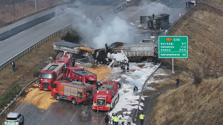 Otoyolda feci kaza: Çarpışan 3 TIR alev alev yandı; trafik durdu