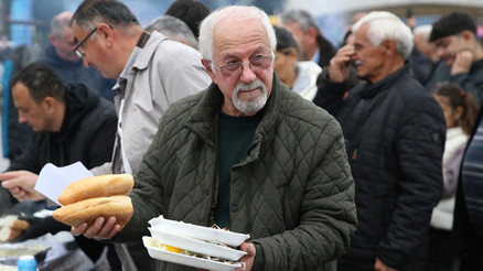 Kış mevsiminin vazgeçilmez yiyeceği: Festivalde tonlarcası ücretsiz dağıtıldı