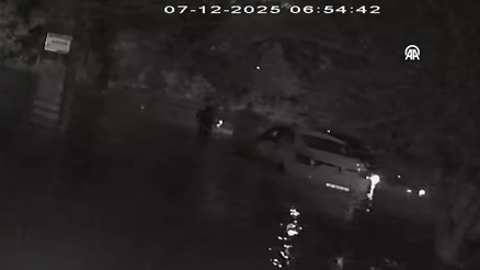 Sarıyerde yolun çökmesi sonucu pikap ile kamyonet dereye düştü Suda kalan araçlar kemrada