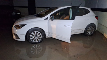 Site otoparkı göle döndü, araçlar hasar gördü