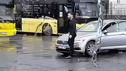 Kağıthanede otobüs durağında havaya ateş açtı; arkadaşına cep telefonuyla kaydettirdi