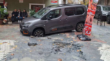 İstanbulda pes dedirten olay Araç, İSKİnin kazıp bıraktığı çukura düştü