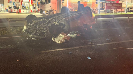 Ankara-Eskişehir yolunda feci kaza Otomobil tıra arkadan çarpıp takla attı: 1 ölü, 1i ağır 3 yaralı