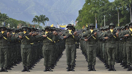 Venezuelada binlerce kişi orduya katıldı