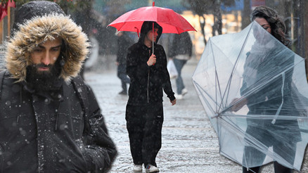 Meteorolojiden kuvvetli sağanak ve fırtına uyarısı: Hava sıcaklığı sert düşüyor | Kar yağışı başladı: Birçok kent yoğun kara teslim oldu Meteorolojiden kuvvetli sağanak ve fırtına uyarısı: Hava sıcaklığı sert düşüyor | Kar yağışı başladı: Birçok kent yoğun kara teslim oldu