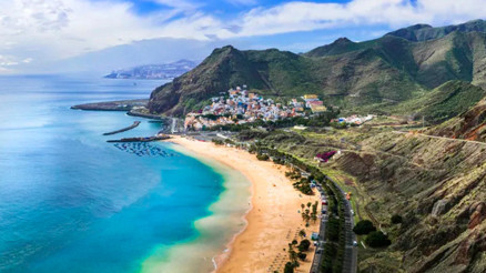 İspanyada dev dalgalar 3 kişiyi denize sürükledi