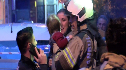 Küçükçekmecede çıkan yangında 1 i bebek 2 çocuk 6 kişi itfaiye tarafından kurtarıldı