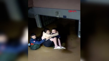 Sağanakta evinde mahsur kalan yabancı uyruklu kadını ekipler kurtardı