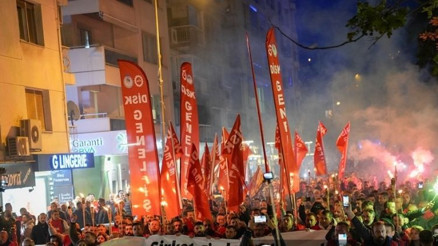 İzmir Büyükşehir Belediyesi işçilerinden meşaleli eylem