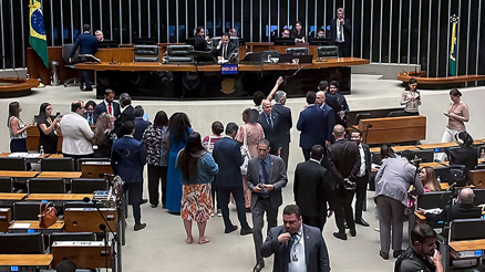Brezilya Meclisinde kavga çıktı: Polis, milletvekilleri ve gazetecilere müdahale etti