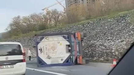 Esenyurt TEM Otoyolunda tanker devrildi