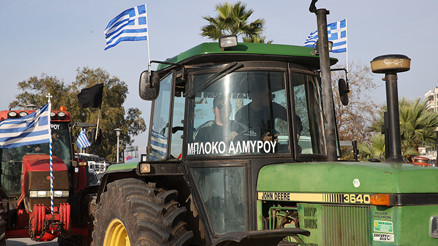 Yunanistanda çiftçiler bir limanı kapattı