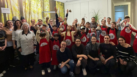 Minik eller AOK mutfağında kurabiye yaptı