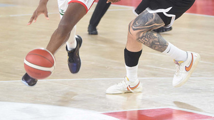 Basketbol maçında hakeme kafa attı Maç yarıda kaldı