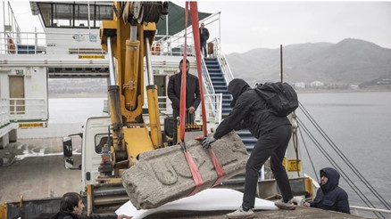 Baraj gölünün çekilmesiyle Pertek Kalesinde sanduka parçası bulundu