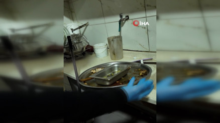 Zabıta ekiplerinin ‘leş kokusu var’ dediği dönercide mide bulandıran görüntü