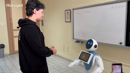 Edebiyat dersine girdi, sözlü yaptı… Tarihi lisede bir robot öğretmen