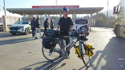 Umre için bisikletle yola çıktı, 3 bin 450 kilometre pedal çevirip Medineye ulaştı Umre için bisikletle yola çıktı, 3 bin 450 kilometre pedal çevirip Medineye ulaştı