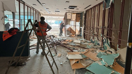 İşletmeler tarafından izinsiz inşa edildi: Şişlideki AVMde kaçak yapılar yıkıldı