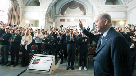 27 yıl sonra aynı salonda gençlerle omuz omuza 27 yıl sonra aynı salonda gençlerle omuz omuza