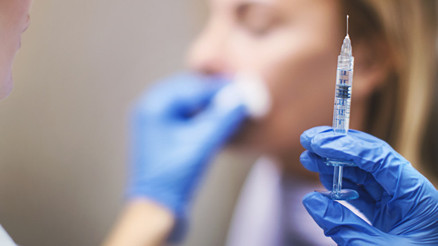 Botoks yaptıran bir kadın felç oldu