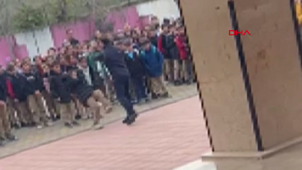 Okul müdürü öğrenciyi yakasından tutup yere savurdu