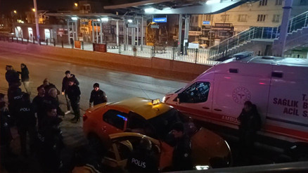 Bursada eğlence mekanının önünde silahlı kavga: 1i ağır 2 yaralı