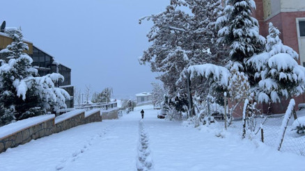Hava sıcaklığı sıfırın altında 5 dereceye kadar düştü Yoğun kar yağışı... Uçak seferleri rötar yaptı